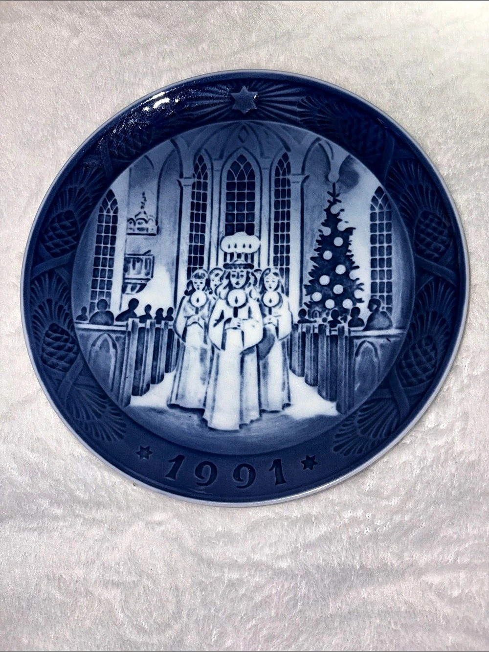 Royal Copenhagen The Festival of Santa Lucia Christmas Plate 1991